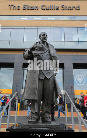 A statue of Wolverhampton Wanaderers' former manager Stan Cullis outside the stand named after him, before the Sky Bet League One match at the Molineux, Wolverhampton. PRESS ASSOCIATION Photo. Picture date: Saturday September 14, 2013. See PA story SOCCER Wolves. Photo credit should read: Nick Potts/PA Wire. RESTRICTIONS: Maximum 45 images during a match. No video emulation or promotion as 'live'. No use in games, competitions, merchandise, betting or single club/player servies. No use with unofficial audio, video, data, fixtures or club/league logos. Stock Photo