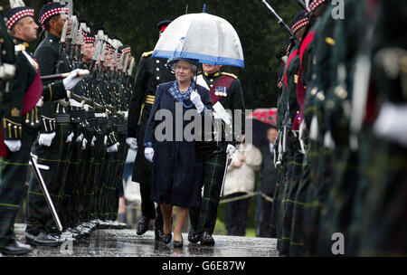 Queen Elizabeth inspects 1st Battalion The Royal Scots Stock Photo