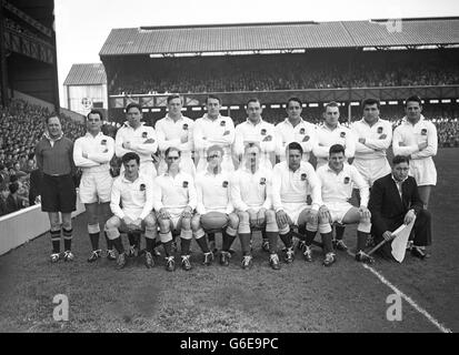 England team group. (top l-r) R C Williams (referee), Stephen Smith, Ned Ashcroft, David Marques, Muscles Currie, Larry Webb, Jeffrey Clements, Herbert Godwin, Gordon Bendon and James Hetherington. (front l-r) Malcolm Phillips, Peter Jackson, Jeff Butterfield, Peter Thompson, Alfred Herbert, Bev Risman and H Keenen (touch judge). Stock Photo