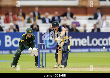 Cricket - Yorkshire Bank Pro40 Final - Glamorgan v Nottinghamshire - Lord's Cricket Ground. Glamorgan's Graham Wagg as Nottinghamshire's Chris Read watches on during the Yorkshire Bank Pro40 Final at Lord's Cricket Ground, London. Stock Photo