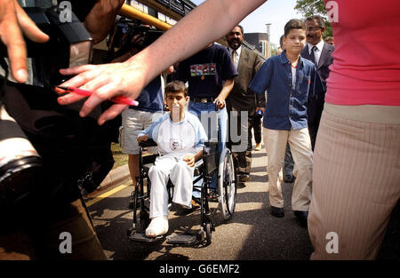 Victims of the war in Iraq, 14-year-old Ahmad Mohammed Hamza (left) and Ali Ismaeel Abbas, 13, as they arrive at Queen Mary's Hospital, Roehampton, in south London. Abbas, who lost both arms in the Gulf War was today having his first appointment at the hospital rehabilitation centre where he is expected to be fitted with state-of-the-art prosthetic arms worth around 20,000. Ali won the sympathy of millions around the world after being injured in an American bombing raid early in the war, which also killed both his parents. Ali and Ahmed Mohammed Hamza, 14, who lost his left leg below the knee Stock Photo
