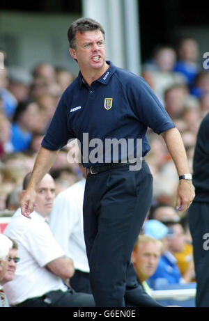 Aston Villa manager David O'Leary shouts at his players from the touch line during the FA Barclaycard Premiership match against Portsmouth at Fratton Park, Portsmouth. Stock Photo