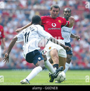 Manchester United's Roy Keane (R) battles with Bolton Wanderers' Ricardo Gardner during the FA Barclaycard Premiership match at Old Trafford, Manchester. Stock Photo