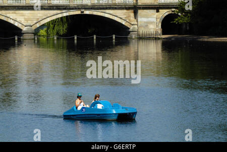 Boating on The Serpentine in Hyde Park, central London. The summer heat was escalating, with temperatures expected to gradually soar before hitting record highs, according to weather experts. *... Sun-seekers will be reluctant to go back to work as forecasters predict the hottest temperatures of the year so far at the climax of a mini heat-wave. Stock Photo