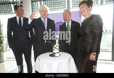 (left to right) Matteo Renzi the Mayor of Florence, Boris Johnson the Mayor of London, Michael Bloomberg the Mayor of New York and Hanna Gronkiewicz-Waltz the mayor of Warsaw at the launch of the Mayors Challenge in Europe at City Hall in London, with the trophy on front of them. Stock Photo