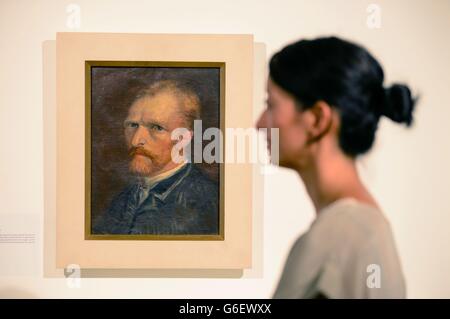 A visitor views 'Self Portrait December 1886-January 1887', by Vincent Van Gogh, part of the 'Van Gogh in Paris' exhibition of works, which explores Van Gogh's time living and working in Paris between 1886 and 1888, at the Eykyn Maclean gallery, in central London. Stock Photo