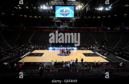 Basketball - NBA Global Games Manchester 2013 - Oklahoma City Thunder v Philadelphia 76ers - Philadelphia 76ers Practice Sess.... Philadelphia head coach Brett Brown talks to his players, during the practice session at the Phones4 u Arena, Manchester. Stock Photo