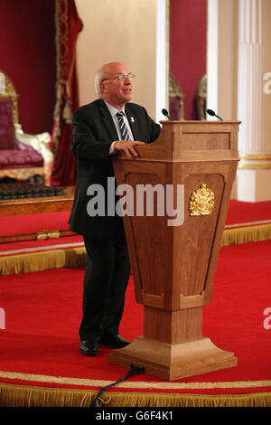 Greg Dyke, the chairman of the FA, addresses an audience in the Ballroom at Buckingham Palace, prior to the presentation of medals to 150 volunteers in recognition of their commitment to local games, before a football match between the Civil Service FC and Polytechnic FC in Buckingham Palace's garden, central London. Stock Photo