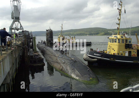 HMS Splendid returns from the Gulf, to HM Naval base Clyde, Faslane. Around 200 friends and relatives cheered and waved Union flags as the submarine docked at the base on the Clyde. * The 107 crew were deployed to the Gulf region in early January and fired Tomahawk Cruise missiles against ground targets in Iraq during the conflict. Stock Photo