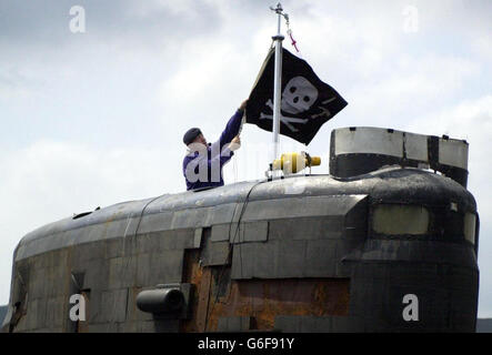 Operator Mechanic, Nick Mullholland, takes down the Jolly Roger Flag from the soon to be decommissioned HMS Splendid as she returns from the Gulf, to HM Naval base Clyde, Faslane. * The 107 crew were deployed to the Gulf region in early January and fired Tomahawk Cruise missiles against ground targets in Iraq during the conflict. Stock Photo