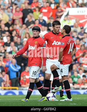 Manchester United's Michael Carrick (centre) battles Wigan Athletic's ...