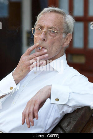 Great Train Robber Bruce Reynolds at Oakley Village Hall, Buckinghamshire, during a village fete. The robbers used nearby Leatherslade Farm as a hideout during the planning and immediate aftermath of the robbery in 1963. Stock Photo