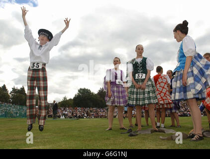 Callum shows the girls how its done at the Braemar Royal Highland Games, in Aberdeenshire. Britain's Queen Elizabeth and the Duke of Edinburgh were joined by Prime Minister Tony Blair and wife Cherie to watch the annual event.. .. which has a history stretching back to the days of King Malcolm Canmore, 900 years ago. Stock Photo