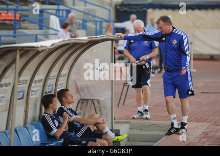 Northern Ireland manager Michael O'Neill (right) talks to captain Steven Davis and Chris Baird during the training session at the Ramat Gan Stadium, Tel Aviv, Israel. Stock Photo