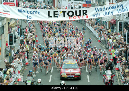 Cyclists pass through the streets of Dover, Kent, at the start of the Le Tour, a two day excursion of the celebrated Tour de France into England. The 1st leg takes them 128 miles to Brighton, the 2nd is for 113 miles around Portsmouth. Stock Photo