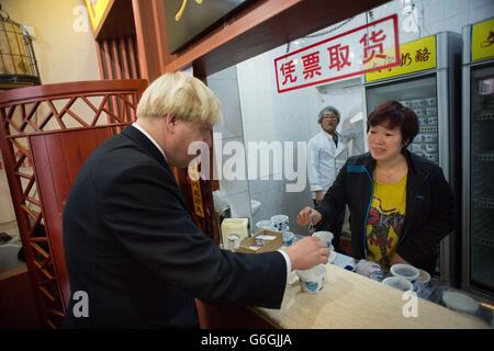 Mayor of London Boris Johnson meets local shoppers at a Huton, a traditional Chinese shopping area near Nanluogy Xiang in Beijing, during a week long visit to China encouraging closer business links the with the capital. Stock Photo