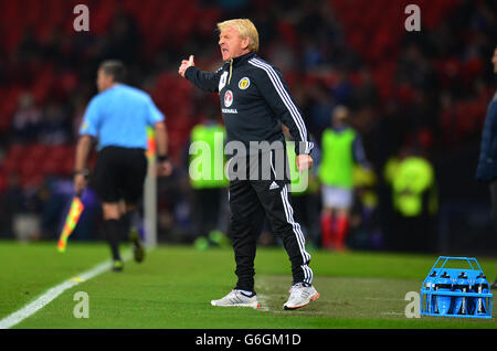 Scotland's manager Gordon Strachan shouts to his team during the FIFA 2014 World Cup Qualifying, Group A match at Hampden Park, Glasgow. Stock Photo