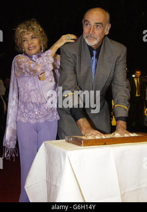 Star of the film Sean Connery, with wife Micheline, having his hands imprinted in plaster for the Leicester Square Hall of Fame, during thethe UK premiere of The League Of Extraordinary Gentlemen at the Odeon Cinema in London's Leicester Square. Stock Photo