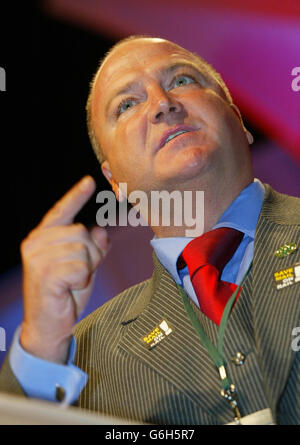 Bob Crow, General Secretary of the Rail Maritime and Transport Union, speaking during the transport debate at the annual TUC Congress in Brighton. Stock Photo