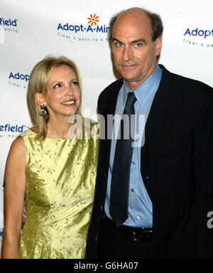 Singer James Taylor with his wife, Kim Smedvig, at the 3rd Annual Adopt-A-Minefield benefit in Los Angeles. Paul McCartney and his wife, Heather Mills McCartney hosted the event which raises money to clear minefields and provides aid to people injured by landmines. Stock Photo