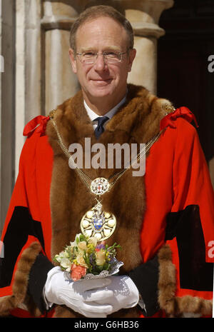 The City of London's new Lord Mayor Elect, Robert Finch, who is to take full office on November 7, at Guildhall Yard, London. With the status of cabinet minister when travelling overseas, the Lord Mayor of the City of London is the ambassador, both at home and abroad for the City, the world's leading international financial centre. 08/11/03: The Lord Mayor s Show was getting underway with a crowd of 250,000 expected to turn out for the 3.2 mile parade. It will feature more than 6,000 participants, 2,000 military personnel and over 70 colourful floats. Stock Photo