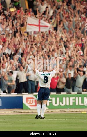 Soccer - Euro 96 - Group A - England v Netherlands - Wembley Stadium. Alan Shearer soaks up the Wembley applause Stock Photo