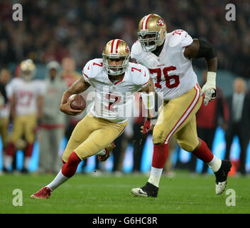 American Football - NFL International Series 2013 - San Francisco 49ers v Jacksonville Jaguars - Wembley Stadium. San Francisco 49ers' quarterback Colin Kaepernick (left) in action Stock Photo