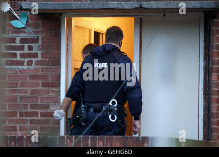 Police officers search a flat on Rollaston Drive, Arold, Nottingham. Earlier today, a woman owner, of the Time Shop, was shot dead during an armed robbery. The woman suffered gunshot wounds during the raid on the shop in Front Street. Police, who have launched a murder investigation, said the two robbers arrived on a motorbike, wearing crash helmets. Stock Photo