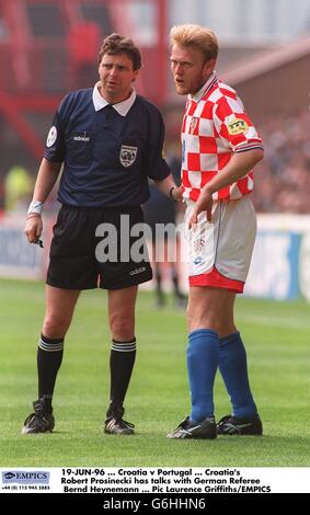 19-JUN-96. Croatia v Portugal. Croatia's Robert Prosinecki has talks with German Referee Bernd Heynemann Stock Photo