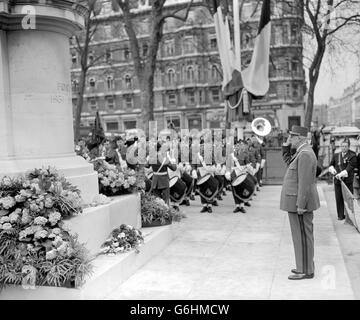 General Charles de Gaulle, President of France, salutes the memory of a great compatriot and fellow-soldier after placing a wreath on the Marshal Foch statue near Victoria Station, London. The President arrived in London on a three day state visit. Stock Photo