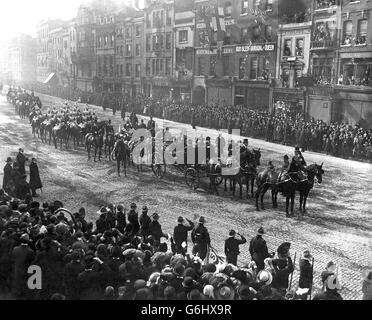 HIS MAJESTY KING GEORGE V 1913 King George V and Queen Mary in procession in the East End. *scanned low res off print, high res available* Stock Photo