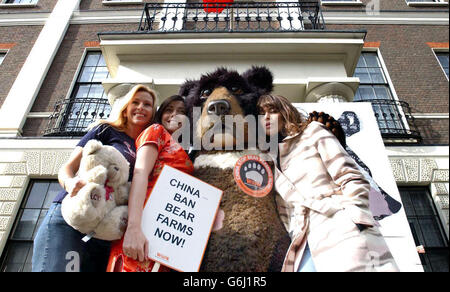 From left to right; TV presenter Anneka Svenska, actress Rachel Grant a bear and model Lisa B pose for photographers during a photocall in support of the WSPA's (World Society for the protection of Animals) campaign against bear-farming outside the Chinese Embassy in central London. The group are calling on the Chinese Government to ban bear farming and stop the illegal international trade in bear products. Stock Photo