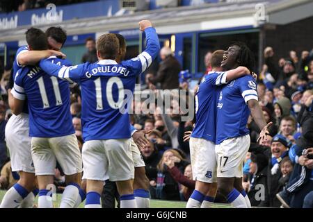 Soccer - Barclays Premier League - Everton v Liverpool - Goodison Park. Everton's Romelu Lukaku (right) celebrates scoring their third goal of the game with team-mates Stock Photo