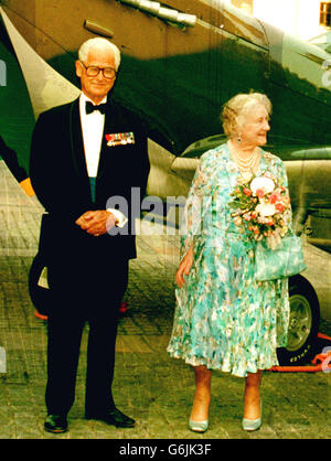 Sir Christopher Foxley-Norris and the Queen Mother at the 50th Anniversary of the Battle of Britain. Stock Photo