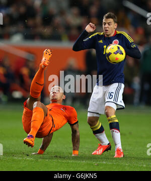 Soccer - International Friendly - Netherlands v Colombia - Amsterdam Arena. Netherlands' Memphis Depay (left) and Colombia's Santiago Arias battle for the ball Stock Photo