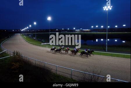 Horse Racing - Wolverhampton Racecourse. Runners in the Compare Bookmakers At bookmakers.co.uk Handicap take the bend at Wolverhampton Racecourse, Wolverhampton. Stock Photo