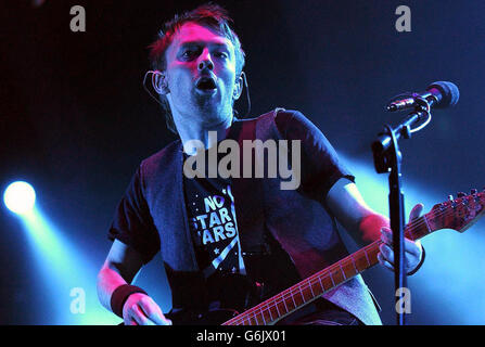 Radiohead perform live in concert at Earls Court in London. The band are promoting their sixth album 'Hail To The Thief'. Stock Photo