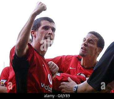 Manchester United's Roy Keane (left) celebrates with team-mate Rio Ferdinand after scoring the winning goal against Leeds United during their Barclaycard Premiership match at Elland Road, Leeds. Manchester United won 1-0. Stock Photo