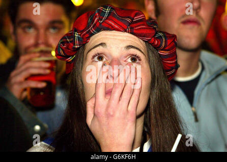 Scotland fans in the Horseshoe bar, Glasgow watching the Euro 2004 play-off second-leg match between Scotland and the Netherlands being held at the Amsterdam Arena. Stock Photo
