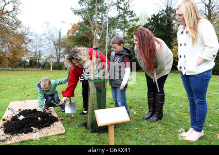 Louise Brown and Natalie Brown with their children help plant a tree in memory of their mother and father, who were the first parents to have a child using IVF, at the Bourne Clinic in Cambridgeshire. Stock Photo