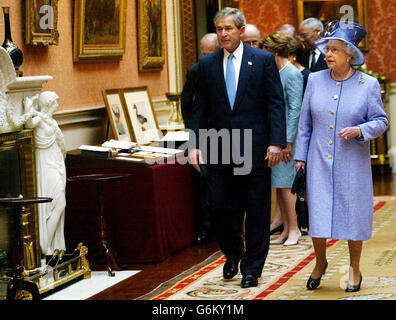 Queen Elizabeth II accompanies George Bush Stock Photo