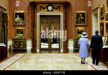 Queen Elizabeth II accompanies George Bush Stock Photo