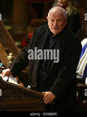 Steven Berkoff speaking during the funeral service of Ronnie Biggs, at Golders Green Crematorium in north London. Stock Photo