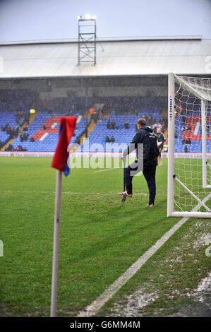 Soccer - Barclays Premier League - Crystal Palace v Norwich City - Selhurst Park. The ground staff prepare the pitch before the game Stock Photo