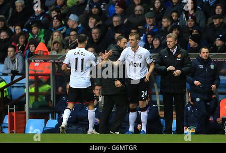 Soccer - Barclays Premier League - Aston Villa v Manchester United - Villa Park. Manchester United's Ryan Giggs (left) is substituted for teammate Darren Fletcher (right) Stock Photo