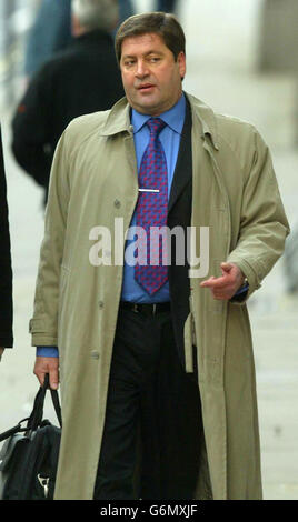 Detective Chief Inspector Andy Hebb arrives at the Old Bailey, London. The jury in the Soham murder trial began a third day of deliberations this morning on Day 29 of the Old Bailey case. Ian Huntley, 29, a former caretaker at Soham Village College, denies murdering Holly Wells and Jessica Chapman on Sunday August 4 last year but has admitted a single charge of conspiring to pervert the course of justice. Stock Photo