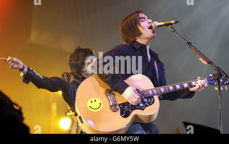 Kelly Jones from the Stereophonics performs live in concert with Ronnie Wood from the Rolling Stones as a special guest at Earls Court in London. The Welsh band's UK tour ends Saturday 20 December 2003. Stock Photo