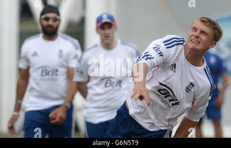 England's Monty Panesar (left) James Tredwell (centre) look-on as Scott Borthwick (right) bowls during the nets session at the Sydney Cricket Ground, Australia. Stock Photo