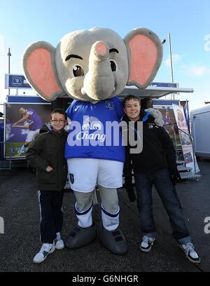 Soccer - Barclays Premier League - Everton v Norwich City - Goodison Park. Young Everton fans pose for a photograph with Everton mascot Changy the Elephant Stock Photo