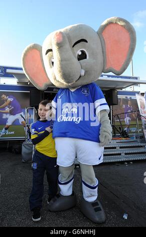 Soccer - Barclays Premier League - Everton v Norwich City - Goodison Park. Young Everton fans pose for a photograph with Everton mascot Changy the Elephant Stock Photo